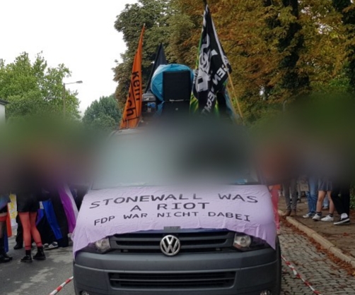 Der Lauti der JG ist zu sehen. Auf der Motorhaube ist ein Transpi, auf dem steht: "Stonewall was a riot. FDP war nicht dabei".
